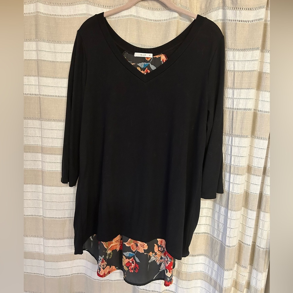 LE LIS Alante 3/4 Woven Back Knit Top - Picture 3 of 7